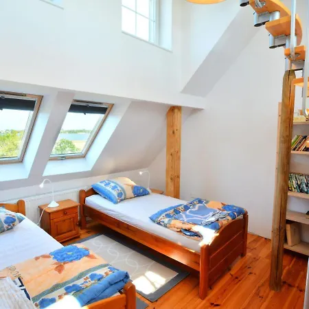 House With Private Garden And Pier Сasa de vacaciones Podamirowo