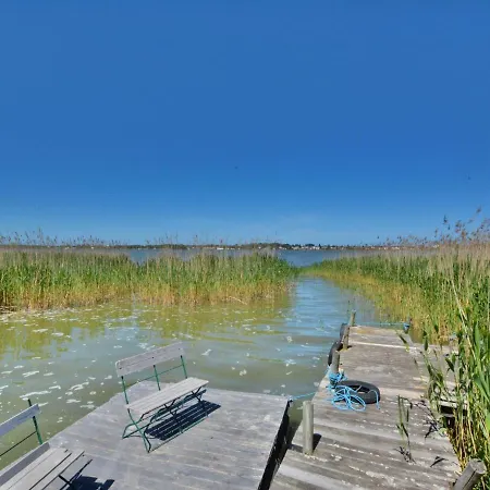 Сasa de vacaciones House With Private Garden And Pier Podamirowo